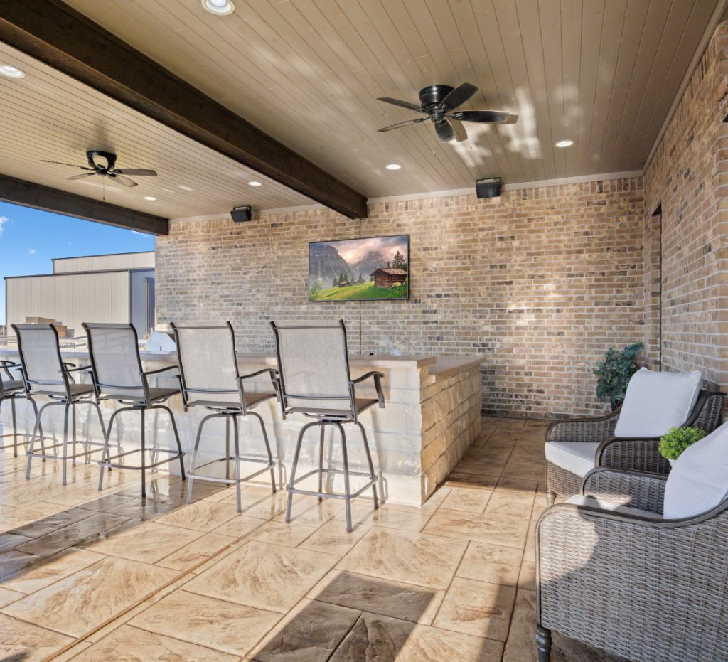 Maler: A high-quality outdoor living space in Sealty TX.